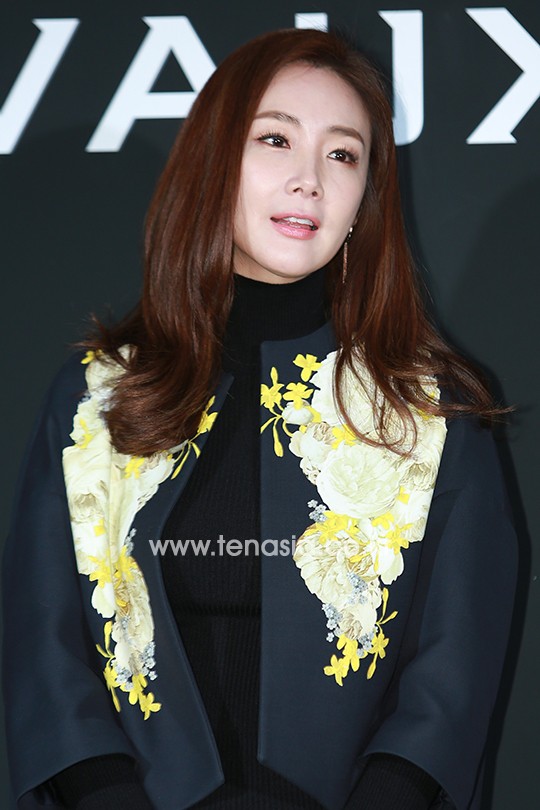 Krystal f(x) quyến rũ bất ngờ với tóc mới, đọ sắc bên đàn chị 40 tuổi Choi Ji Woo - Ảnh 10.