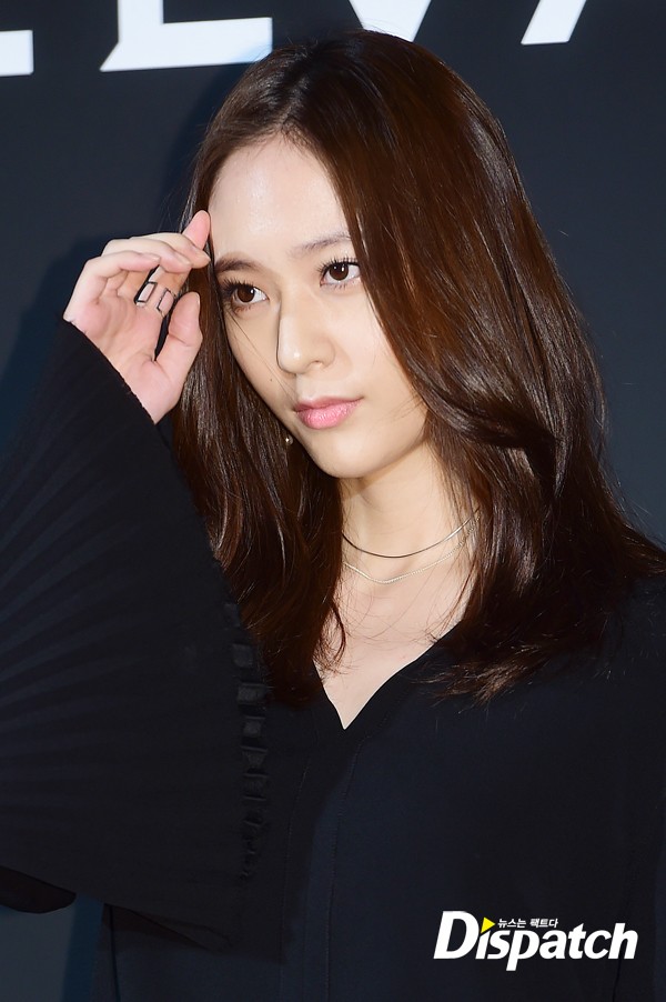 Krystal f(x) quyến rũ bất ngờ với tóc mới, đọ sắc bên đàn chị 40 tuổi Choi Ji Woo - Ảnh 4.