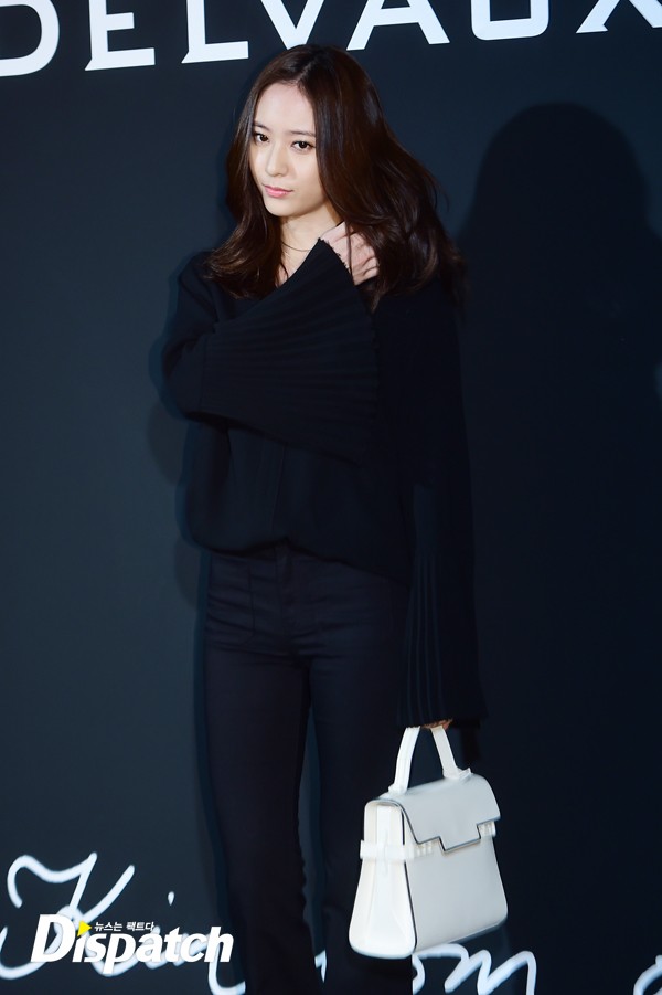 Krystal f(x) quyến rũ bất ngờ với tóc mới, đọ sắc bên đàn chị 40 tuổi Choi Ji Woo - Ảnh 2.