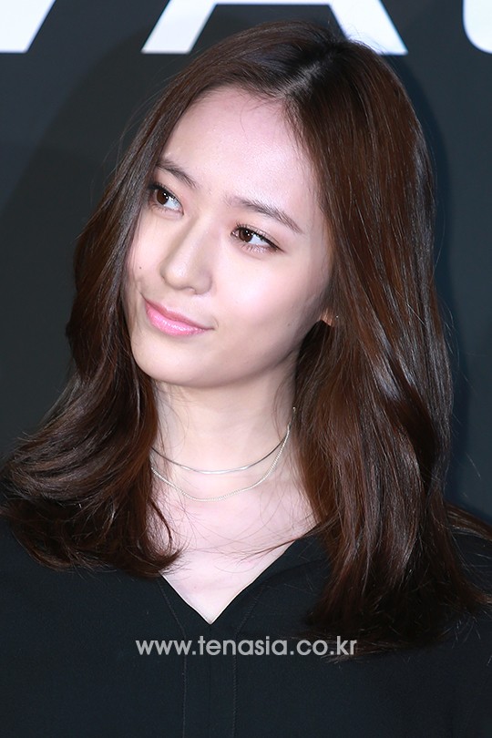 Krystal f(x) quyến rũ bất ngờ với tóc mới, đọ sắc bên đàn chị 40 tuổi Choi Ji Woo - Ảnh 6.