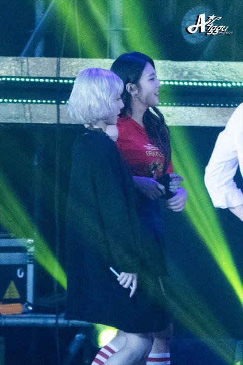 Fan ph&aacute;t sốt trước t&igrave;nh chị em mến thương giữa Red Velvet v&agrave; Taeyeon - Ảnh 4.