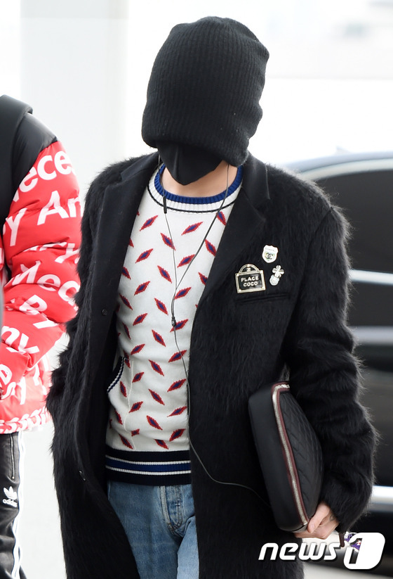 G-Dragon che mặt không thể kín hơn bên T.O.P (Big Bang) tại sân bay - Ảnh 8.