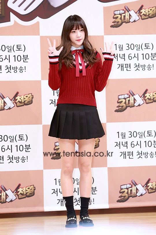 Hani (EXID) lộ ch&acirc;n v&ograve;ng kiềng, b&agrave;y tr&ograve; chơi trội trong sự kiện - Ảnh 3.
