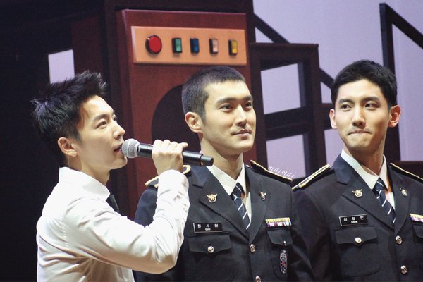Donghae, Siwon (Super Junior) và Changmin (DBSK) bị chỉ trích vì được nhận biệt đãi trong quân ngũ - Ảnh 3.