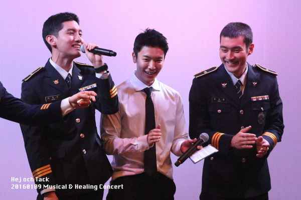 Donghae, Siwon (Super Junior) và Changmin (DBSK) bị chỉ trích vì được nhận biệt đãi trong quân ngũ - Ảnh 2.