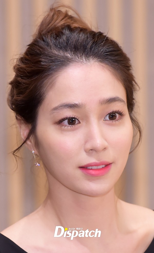 Mẹ một con Lee Min Jung lấn át \