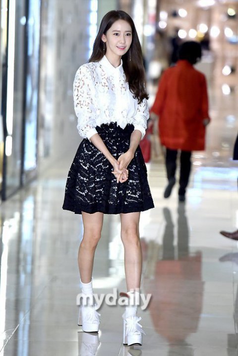 Yoona (SNSD) bị chê chân gầy như sắp gãy, khuôn mặt mất tự nhiên tại sự kiện - Ảnh 6.