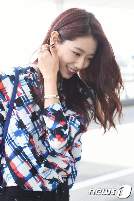 Shin Min Ah c&aacute; t&iacute;nh, trẻ trung kh&ocirc;ng k&eacute;m đ&agrave;n em Park Shin Hye v&agrave; Sooyoung (SNSD) tại s&acirc;n bay - Ảnh 9.