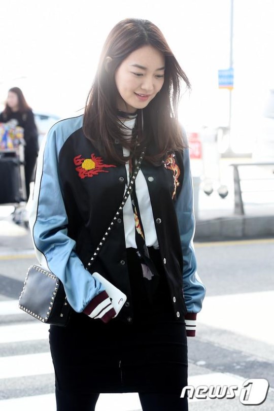 Shin Min Ah c&aacute; t&iacute;nh, trẻ trung kh&ocirc;ng k&eacute;m đ&agrave;n em Park Shin Hye v&agrave; Sooyoung (SNSD) tại s&acirc;n bay - Ảnh 2.