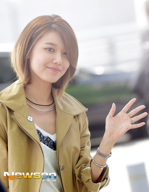 Shin Min Ah cá tính, trẻ trung không kém đàn em Park Shin Hye và Sooyoung (SNSD) tại sân bay - Ảnh 11.