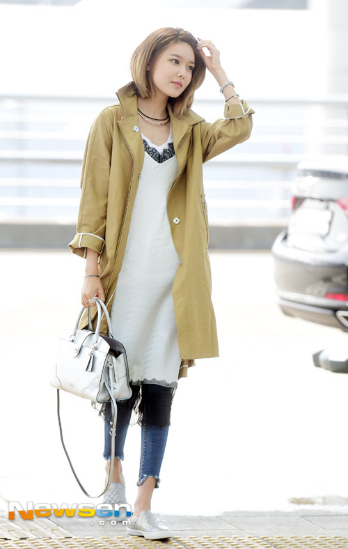 Shin Min Ah c&aacute; t&iacute;nh, trẻ trung kh&ocirc;ng k&eacute;m đ&agrave;n em Park Shin Hye v&agrave; Sooyoung (SNSD) tại s&acirc;n bay - Ảnh 12.