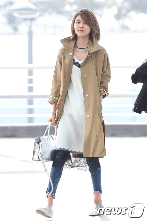 Shin Min Ah c&aacute; t&iacute;nh, trẻ trung kh&ocirc;ng k&eacute;m đ&agrave;n em Park Shin Hye v&agrave; Sooyoung (SNSD) tại s&acirc;n bay - Ảnh 13.