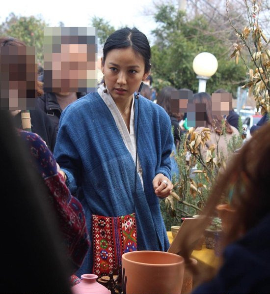 Lee Hyori lại gây bất ngờ khi bán đồ gốm thủ công tại chợ trời Jeju - Ảnh 6.