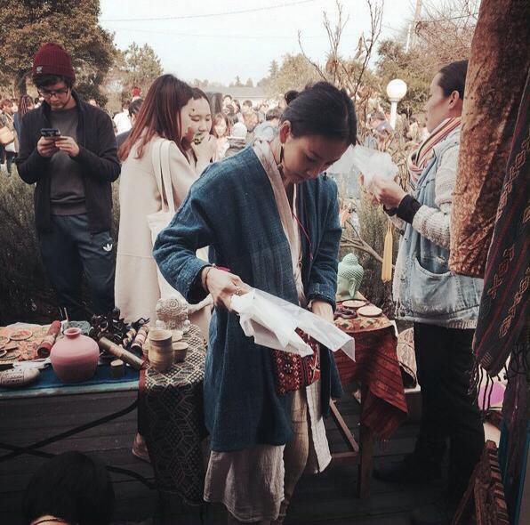 Lee Hyori lại gây bất ngờ khi bán đồ gốm thủ công tại chợ trời Jeju - Ảnh 12.