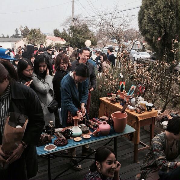 Lee Hyori lại gây bất ngờ khi bán đồ gốm thủ công tại chợ trời Jeju - Ảnh 1.