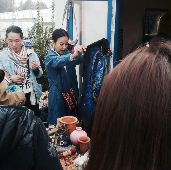 Lee Hyori lại gây bất ngờ khi bán đồ gốm thủ công tại chợ trời Jeju - Ảnh 11.