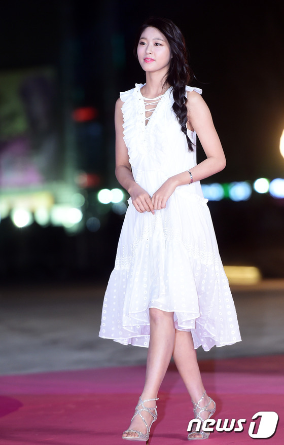 Thảm hồng SIA 2016: Song Joong Ki lịch lãm, SNSD cùng dàn mỹ nhân khoe vòng 1 táo bạo - Ảnh 18.