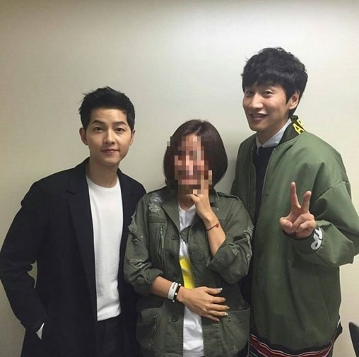 Clip: Fan h&ograve; h&eacute;t cuồng nhiệt khi Song Joong Ki bất ngờ xuất hiện tại show Kim Jong Kook - Ảnh 16.