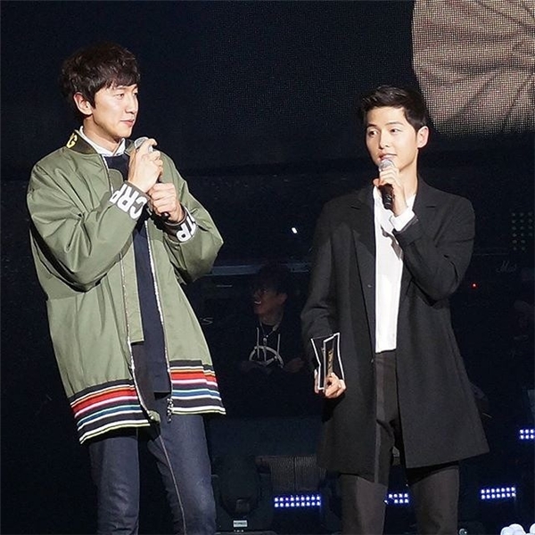 Clip: Fan h&ograve; h&eacute;t cuồng nhiệt khi Song Joong Ki bất ngờ xuất hiện tại show Kim Jong Kook - Ảnh 9.