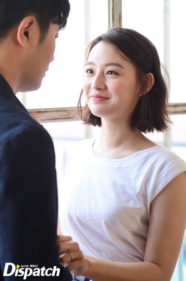 Loạt ảnh hậu trường đẹp như mơ của cặp đôi Yoon - Seo trong Hậu duệ mặt trời - Ảnh 19.