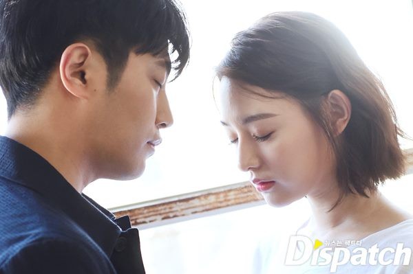 Loạt ảnh hậu trường đẹp như mơ của cặp đôi Yoon - Seo trong Hậu duệ mặt trời - Ảnh 17.