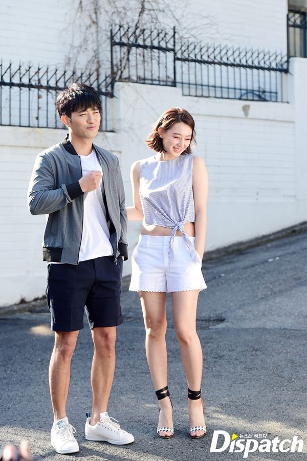 Loạt ảnh hậu trường đẹp như mơ của cặp đôi Yoon - Seo trong Hậu duệ mặt trời - Ảnh 24.