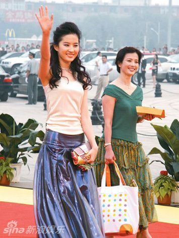 Những b&agrave; mẹ xinh đẹp như minh tinh của sao nữ Cbiz - Ảnh 5.