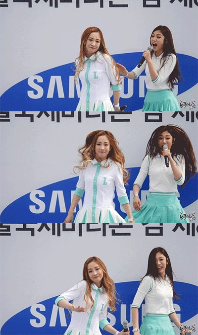 Th&agrave;nh vi&ecirc;n girlgroup v&ocirc; t&igrave;nh đ&aacute;nh tr&uacute;ng đầu nhau khi đang biểu diễn - Ảnh 2.