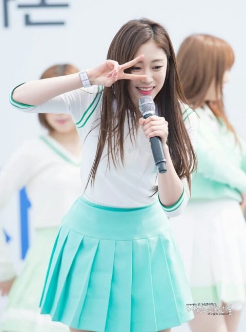 Th&agrave;nh vi&ecirc;n girlgroup v&ocirc; t&igrave;nh đ&aacute;nh tr&uacute;ng đầu nhau khi đang biểu diễn - Ảnh 7.