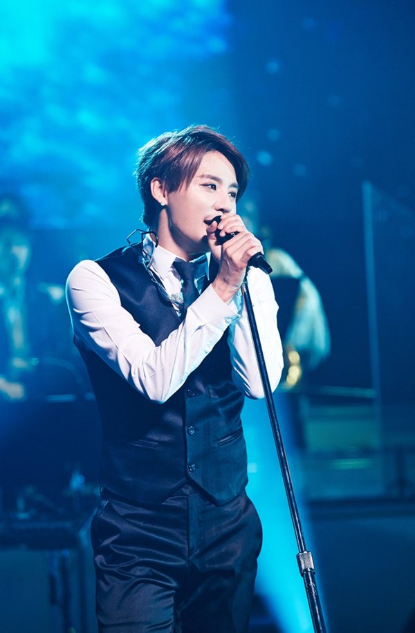 Còn chưa phát hành chính thức, Junsu đã mang OST Hậu Duệ Mặt Trời lên sân khấu - Ảnh 2.