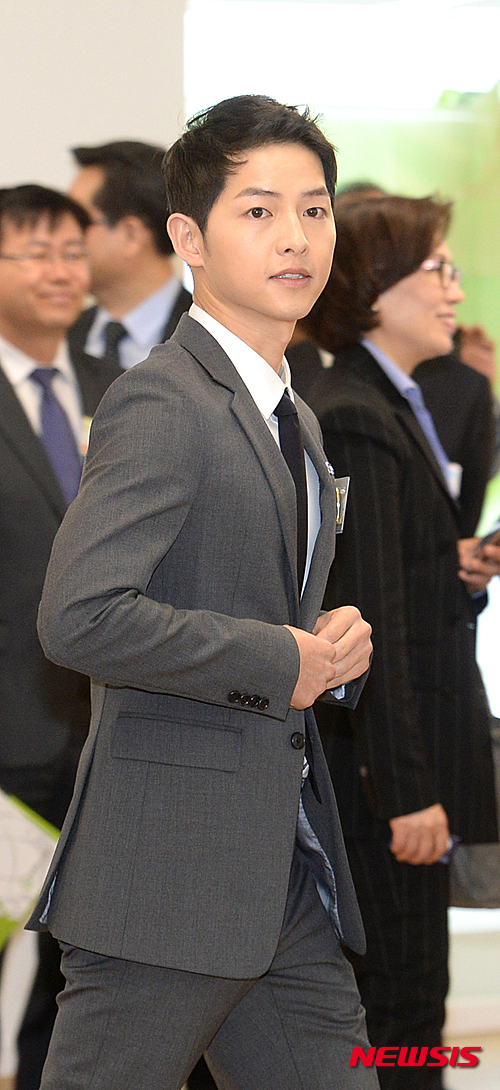 Song Joong Ki trở thành đại sứ danh dự, vinh dự bắt tay tổng thống Hàn trong sự kiện - Ảnh 2.