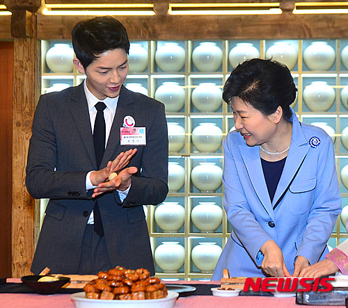Song Joong Ki trở thành đại sứ danh dự, vinh dự bắt tay tổng thống Hàn trong sự kiện - Ảnh 14.