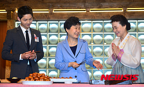 Song Joong Ki trở thành đại sứ danh dự, vinh dự bắt tay tổng thống Hàn trong sự kiện - Ảnh 11.