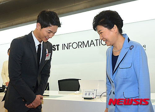 Song Joong Ki trở thành đại sứ danh dự, vinh dự bắt tay tổng thống Hàn trong sự kiện - Ảnh 5.