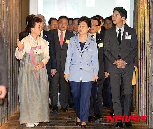 Song Joong Ki trở thành đại sứ danh dự, vinh dự bắt tay tổng thống Hàn trong sự kiện - Ảnh 7.