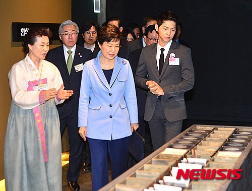 Song Joong Ki trở thành đại sứ danh dự, vinh dự bắt tay tổng thống Hàn trong sự kiện - Ảnh 8.