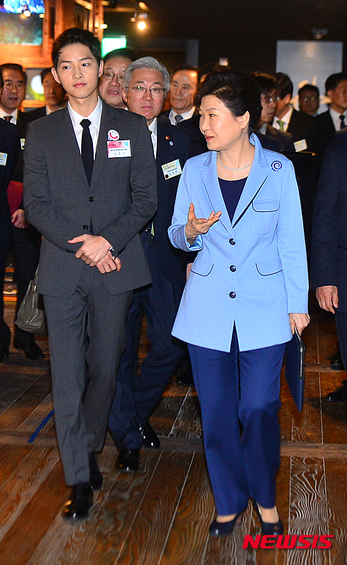 Song Joong Ki trở thành đại sứ danh dự, vinh dự bắt tay tổng thống Hàn trong sự kiện - Ảnh 9.