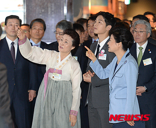 Song Joong Ki trở thành đại sứ danh dự, vinh dự bắt tay tổng thống Hàn trong sự kiện - Ảnh 10.