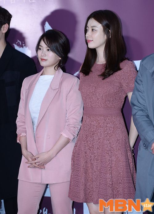 Han Hyo Joo, Park Shin Hye đọ sắc quyến rũ, Phó Sĩ quan Jin Goo lịch lãm tại sự kiện - Ảnh 2.