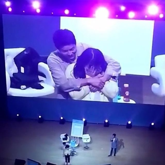 Clip: Lee Kwang Soo tặng hoa Song Joong Ki khiến hơn 4.000 fan hò hét điên đảo - Ảnh 18.