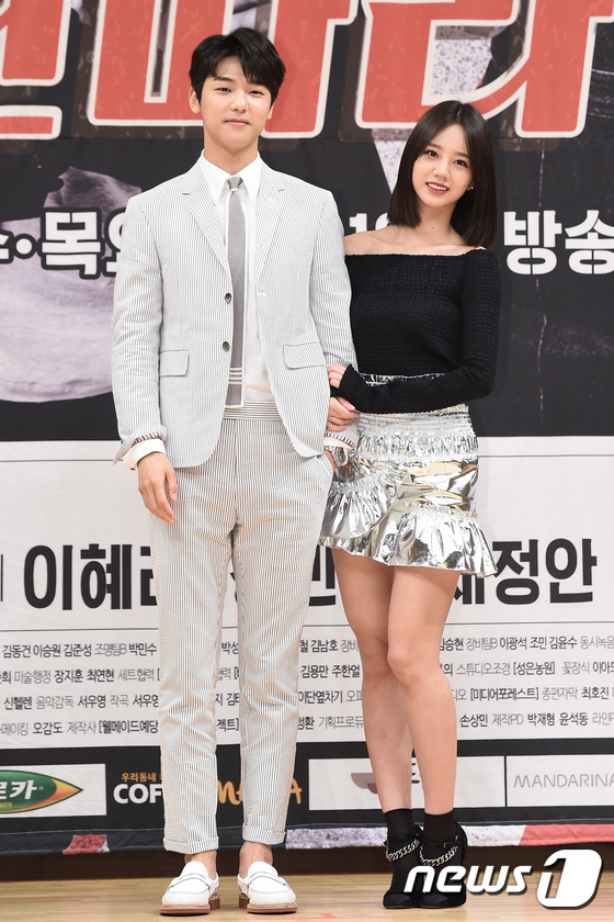 Hyeri (Girls Day) hờ hững vai trắng nõn nà, sánh đôi bên mỹ nam Người thừa kế tại họp báo - Ảnh 9.