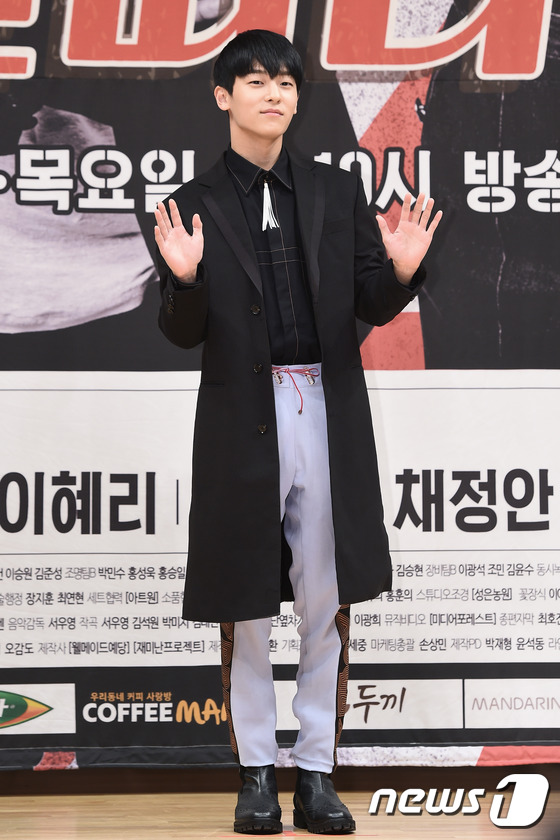 Hyeri (Girls Day) hờ hững vai trắng nõn nà, sánh đôi bên mỹ nam Người thừa kế tại họp báo - Ảnh 14.