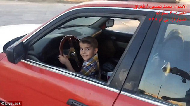 Clip bé trai 3 tuổi lái BMW biểu diễn drift mạo hiểm trên đường phố Iraq - Ảnh 3.