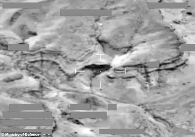 Không quân Anh công bố clip thả mưa bom, bão đạn tấn công IS - Ảnh 3.
