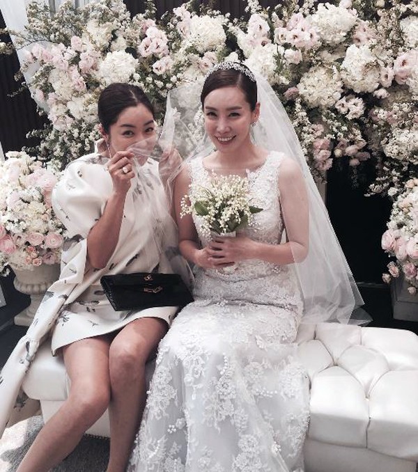 Vợ tài tử Jang Dong Gun đến dự đám cưới nữ diễn viên Chuyện tình Paris cùng con trai tài phiệt - Ảnh 9.