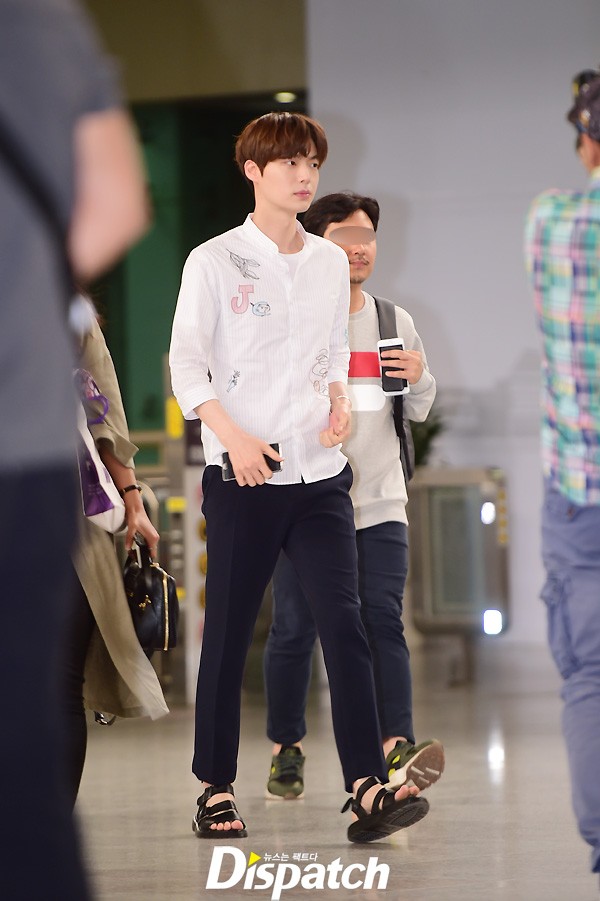 Ahn Jae Hyun cười hạnh phúc, SNSD khoe chân nuột nà tại sân bay - Ảnh 10.