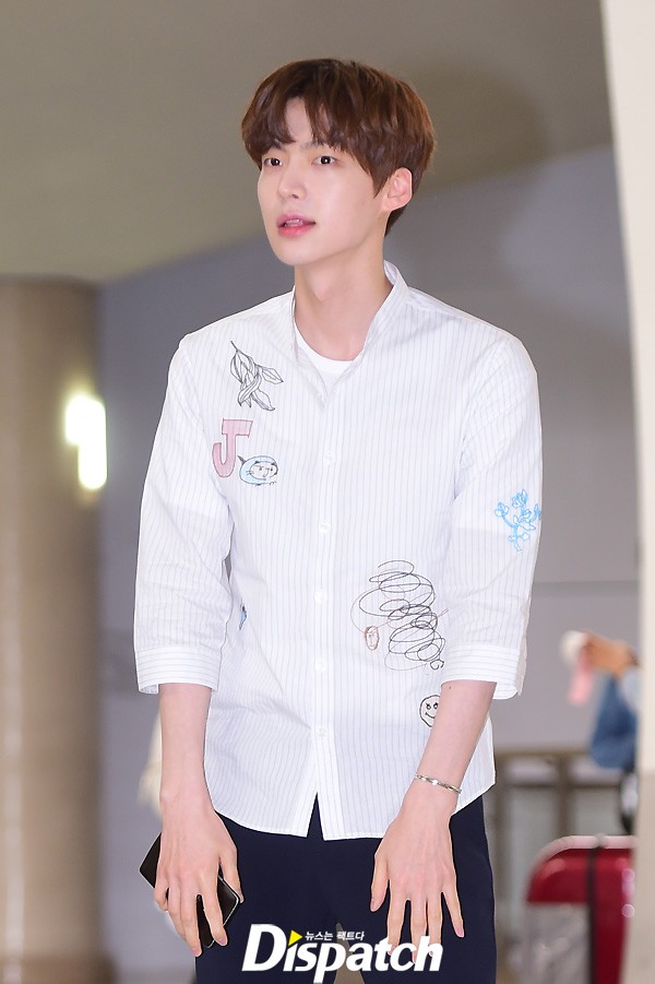 Ahn Jae Hyun cười hạnh phúc, SNSD khoe chân nuột nà tại sân bay - Ảnh 13.