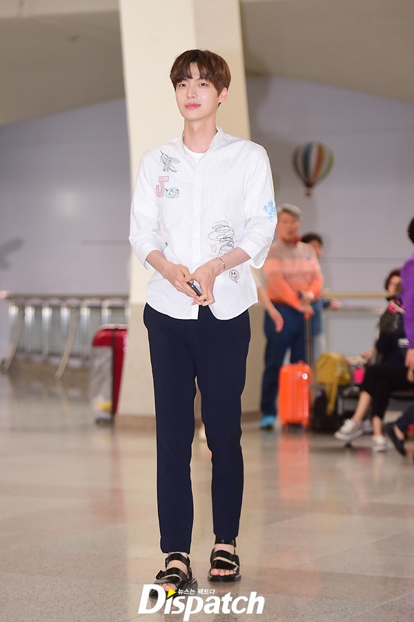 Ahn Jae Hyun cười hạnh phúc, SNSD khoe chân nuột nà tại sân bay - Ảnh 11.