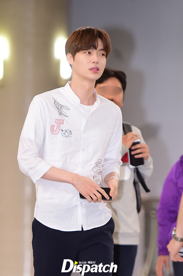 Ahn Jae Hyun cười hạnh phúc, SNSD khoe chân nuột nà tại sân bay - Ảnh 12.