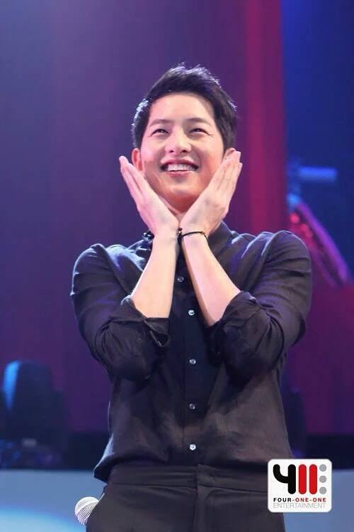 Thực hư chuyện Song Joong Ki hôn MC nữ người Thái Lan tại buổi họp fan - Ảnh 6.